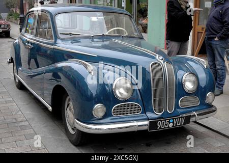 Vorderansicht des alten BMW 502 V8-Fahrzeugs, hergestellt 1961 Stockfoto