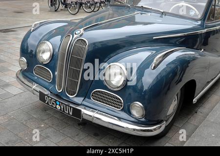 Vorderansicht des alten BMW 502 V8-Fahrzeugs, hergestellt 1961 Stockfoto