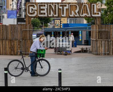 Person auf einem Fahrrad am Times Square Newcastle Stockfoto