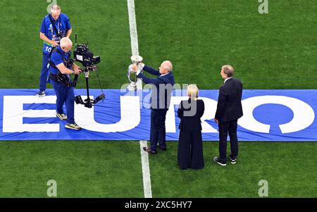 München, Deutschland. Juni 2024. Fußball, UEFA Euro 2024, Europameisterschaft, Deutschland - Schottland, Vorrunde, Gruppe A, Spieltag 1, Fußballarena München, Heidi Beckenbauer (2. von rechts), Witwe des ehemaligen Nationalspielers und Trainers Franz Beckenbauer, präsentiert die Europameisterschaft-Trophäe in Begleitung von Bernard Dietz (M) und Jürgen Klinsmann (r), Deutschlands Kapitäne bei den Europameistertiteln 1980 und 1996. Quelle: Peter Kneffel/dpa/Alamy Live News Stockfoto