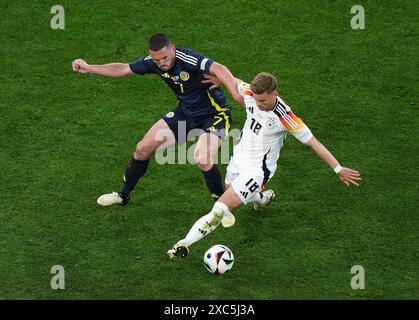 Der schottische John McGinn (links) und der deutsche Maximilian Mittelstadt kämpfen während des Gruppenspiels der UEFA Euro 2024 in der Münchener Fußballarena um den Ball. Bilddatum: Freitag, 14. Juni 2024. Stockfoto