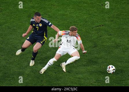 Der Schottische John McGinn (links) Und Der Deutsche Maximilian ...