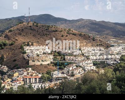 Wohnviertel Häuser in einem Vorort der Stadt Malaga, Andalusien, Spanien, Wohnungen zu verkaufen und zu vermieten, Häuser, Lebenshaltungskosten, Wohnungskrise Stockfoto