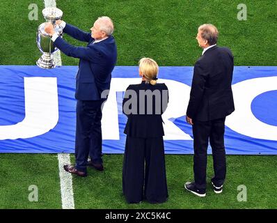 München, Deutschland. Juni 2024. Fußball, UEFA Euro 2024, Europameisterschaft, Deutschland - Schottland, Vorrunde, Gruppe A, Spieltag 1, Fußballarena München, Heidi Beckenbauer (M), Witwe des ehemaligen Nationalspielers und Trainers Franz Beckenbauer, präsentiert die Europameisterschaft-Trophäe in Begleitung von Bernard Dietz (l) und Jürgen Klinsmann, Deutschlands Kapitäne bei den Europameistertiteln 1980 und 1996. Quelle: Peter Kneffel/dpa/Alamy Live News Stockfoto