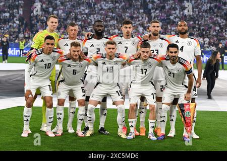 München, Deutschland. Juni 2024. Fußball, UEFA Euro 2024, Europameisterschaft, Deutschland - Schottland, Vorrunde, Gruppe A, Spieltag 1, Fußballarena München, die deutschen Spieler stellten sich vor dem Spiel für ein Mannschaftsbild an (zurück von links) Torhüter Manuel neuer, Toni Kroos, Antonio Rüdiger, Kai Havertz, Robert Andrich, Jonathan Tah; Front (l-r), Jamal Musiala, Joshua Kimmich, Maximilian Mittelstädt, Florian Wirtz und Ilkay Gündogan. Quelle: Federico Gambarini/dpa/Alamy Live News Stockfoto