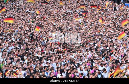 14. Juni 2024, Hessen, Frankfurt/Main: UEFA Euro 2024, Deutschland - Schottland, Vorrunde, Gruppe A, Spieltag 1, die Besucher sehen das Eröffnungsspiel der Fußball-Europameisterschaft im Fanzone Frankfurt am Main. Foto: Arne Dedert/dpa Stockfoto