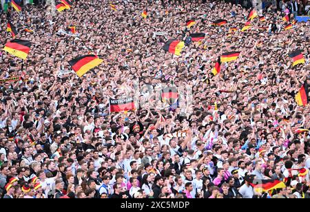 14. Juni 2024, Hessen, Frankfurt/Main: UEFA Euro 2024, Deutschland - Schottland, Vorrunde, Gruppe A, Spieltag 1, die Besucher sehen das Eröffnungsspiel der Fußball-Europameisterschaft im Fanzone Frankfurt am Main. Foto: Arne Dedert/dpa Stockfoto