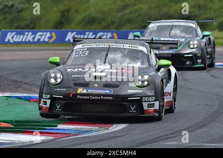 Gerade ein innenliegendes Vorderrad heben, Daniel Lloyd, Toro Verde GT, Porsche 911 GT3 Cup, Porsche Carrera Cup Großbritannien 2024, eine einzelne Marke mit Stockfoto