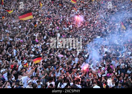 14. Juni 2024, Hessen, Frankfurt/Main: Fußball, UEFA Euro 2024, Deutschland - Schottland, Vorrunde, Gruppe A, Spieltag 1. Die Besucher jubeln nach dem 2:0 im Eröffnungsspiel der Fußball-Europameisterschaft in der Fanzone Frankfurt am Main an. Foto: Arne Dedert/dpa Stockfoto