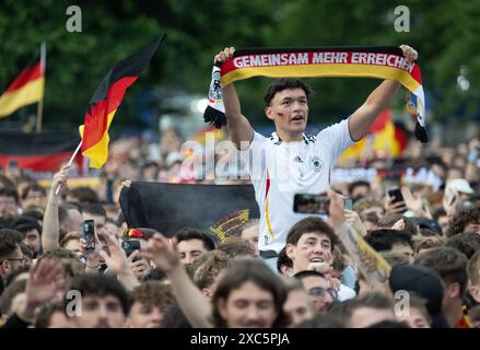 14. Juni 2024, Hessen, Frankfurt/Main: Fußball, UEFA Euro 2024, Deutschland - Schottland, Vorrunde, Gruppe A, Spieltag 1. Die Besucher sehen das Eröffnungsspiel der Fußball-Europameisterschaft bei der Publikumsschau in der Fanzone Frankfurt. Foto: Boris Roessler/dpa Stockfoto