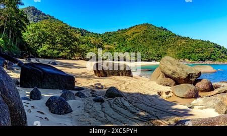 Wald, Hügel, Felsen und Meer des atemberaubenden Indaiauba Strandes in Ilhabela Insel Küste os Sao Paulo Stockfoto