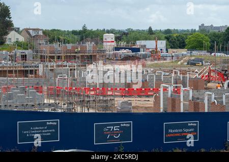 Slough, Großbritannien. Juni 2024. Bellway Homes haben mit dem Bau einer neuen Entwicklung von Wohnungen und 3-Zimmer-Häusern auf dem Gelände des ehemaligen Magnet Lesiure Centre in Slough, Berkshire begonnen. Der Standort wurde während der COVID-19-Pandemie als riesiger COVID-19-Teststandort genutzt. Der heute Montem Square heißt, überblickt den berühmten Montem Mound (im Bild), der ein geplantes antikes Monument ist. Die Häuser haben auch einen Blick auf Windsor Castle. In Slough wird viel gebaut, da es an der Elizabeth Line nach London liegt. Kredit: Maureen McLean/Alamy Stockfoto