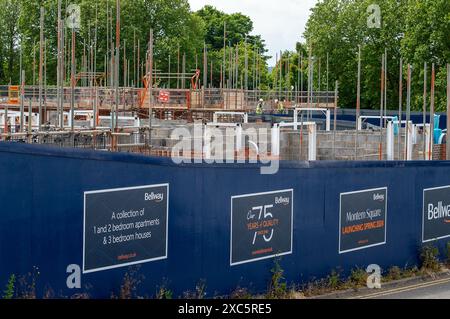 Slough, Großbritannien. Juni 2024. Bellway Homes haben mit dem Bau einer neuen Entwicklung von Wohnungen und 3-Zimmer-Häusern auf dem Gelände des ehemaligen Magnet Lesiure Centre in Slough, Berkshire begonnen. Der Standort wurde während der COVID-19-Pandemie als riesiger COVID-19-Teststandort genutzt. Der heute Montem Square heißt, überblickt den berühmten Montem Mound (im Bild), der ein geplantes antikes Monument ist. Die Häuser haben auch einen Blick auf Windsor Castle. In Slough wird viel gebaut, da es an der Elizabeth Line nach London liegt. Kredit: Maureen McLean/Alamy Stockfoto