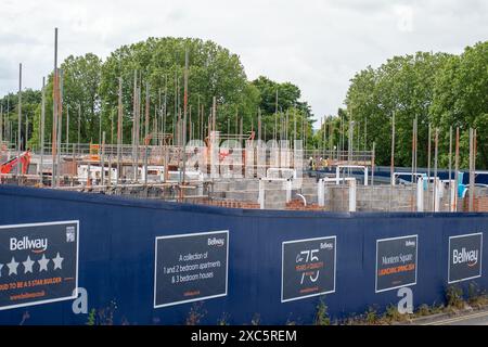 Slough, Großbritannien. Juni 2024. Bellway Homes haben mit dem Bau einer neuen Entwicklung von Wohnungen und 3-Zimmer-Häusern auf dem Gelände des ehemaligen Magnet Lesiure Centre in Slough, Berkshire begonnen. Der Standort wurde während der COVID-19-Pandemie als riesiger COVID-19-Teststandort genutzt. Der heute Montem Square heißt, überblickt den berühmten Montem Mound (im Bild), der ein geplantes antikes Monument ist. Die Häuser haben auch einen Blick auf Windsor Castle. In Slough wird viel gebaut, da es an der Elizabeth Line nach London liegt. Kredit: Maureen McLean/Alamy Stockfoto