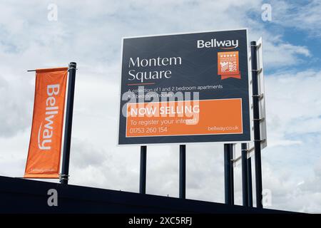 Slough, Großbritannien. Juni 2024. Bellway Homes haben mit dem Bau einer neuen Entwicklung von Wohnungen und 3-Zimmer-Häusern auf dem Gelände des ehemaligen Magnet Lesiure Centre in Slough, Berkshire begonnen. Der Standort wurde während der COVID-19-Pandemie als riesiger COVID-19-Teststandort genutzt. Der heute Montem Square heißt, überblickt den berühmten Montem Mound (im Bild), der ein geplantes antikes Monument ist. Die Häuser haben auch einen Blick auf Windsor Castle. In Slough wird viel gebaut, da es an der Elizabeth Line nach London liegt. Kredit: Maureen McLean/Alamy Stockfoto