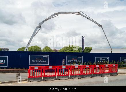 Slough, Großbritannien. Juni 2024. Bellway Homes haben mit dem Bau einer neuen Entwicklung von Wohnungen und 3-Zimmer-Häusern auf dem Gelände des ehemaligen Magnet Lesiure Centre in Slough, Berkshire begonnen. Der Standort wurde während der COVID-19-Pandemie als riesiger COVID-19-Teststandort genutzt. Der heute Montem Square heißt, überblickt den berühmten Montem Mound (im Bild), der ein geplantes antikes Monument ist. Die Häuser haben auch einen Blick auf Windsor Castle. In Slough wird viel gebaut, da es an der Elizabeth Line nach London liegt. Kredit: Maureen McLean/Alamy Stockfoto