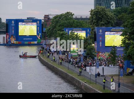 14. Juni 2024, Hessen, Frankfurt/Main: Fußball, UEFA Euro 2024, Deutschland - Schottland, Vorrunde, Gruppe A, Spieltag 1. Die Besucher sehen das Eröffnungsspiel der Fußball-Europameisterschaft bei der Publikumsschau in der Fanzone Frankfurt. Foto: Boris Roessler/dpa Stockfoto