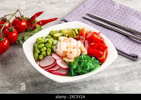 Hawaian Cuisine – Poke mit Cocktailgarnelen und Avocado Stockfoto