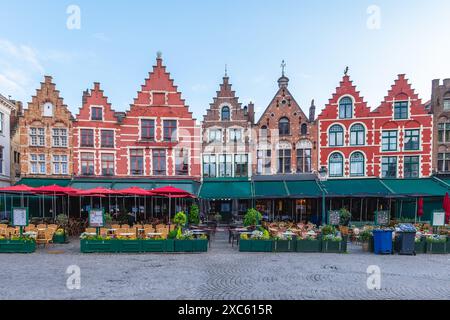 Markt, Marktplatz, der zentrale Platz ist reich an Giebelhäusern mit farbenfrohen Fassaden in Brügge, Belgien Stockfoto