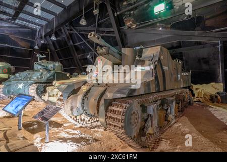 Royal Tank Museum, Amman, Jordanien - 4. Mai 2024: Kanadisches historisches Sexton 25 Pfünder selbstfahrendes Artilleriestück, ausgestellt im schwach beleuchteten Royal Stockfoto