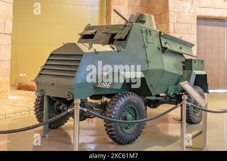 Royal Tank Museum, Amman, Jordanien - 4. Mai 2024: Otter leichte Panzerwagen aus Kanada aus den 1940er Jahren im Royal Tank Museum of Jordan ausgestellt Stockfoto