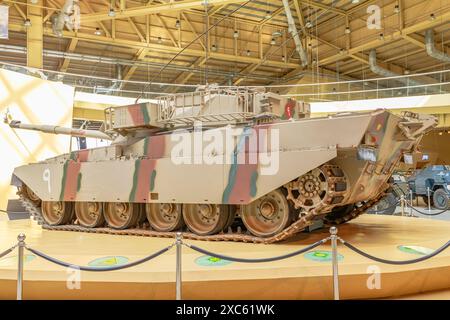 Royal Tank Museum, Amman, Jordanien - 4. Mai 2024: British Chieftain V Tank, historisch bedeutsam und gut erhalten, im renommierten Museum ausgestellt Stockfoto