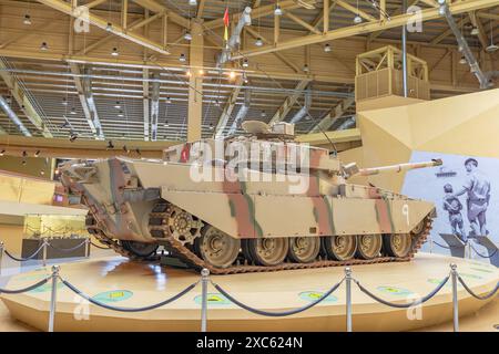 Royal Tank Museum, Amman, Jordanien - 4. Mai 2024: Ein alter Panzerpanzer im Royal Tank Museum of Jordan Stockfoto