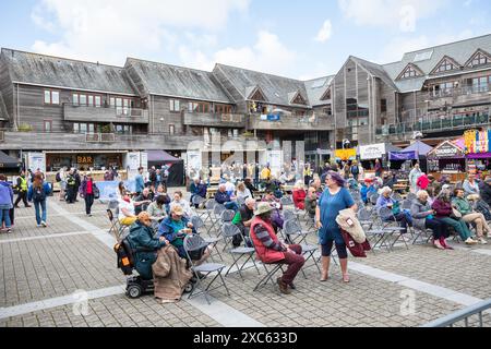 Falmouth, Cornwall, 14. Juni 2024, das Falmouth International Sea Shanty Festival ist das ganze Wochenende über im Gange. Riesige Menschenmassen waren anwesend, um all die SEA Shanty's zu beobachten und zu hören Will Keating besuchte und spielte auf der Bühne zusammen mit den Kindern der Falmouth Primary School und lehrte ihnen, wie man auf Cornish bis zehn zählt. Quelle: Keith Larby/Alamy Live News Stockfoto