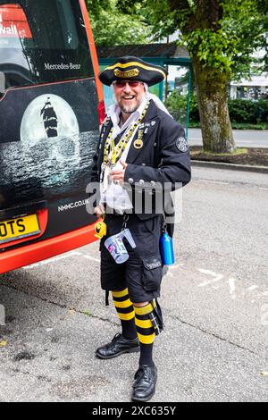 Falmouth, Cornwall, 14. Juni 2024, das Falmouth International Sea Shanty Festival ist das ganze Wochenende über im Gange. Riesige Menschenmassen waren anwesend, um all die SEA Shanty's zu beobachten und zu hören Will Keating besuchte und spielte auf der Bühne zusammen mit den Kindern der Falmouth Primary School und lehrte ihnen, wie man auf Cornish bis zehn zählt. Quelle: Keith Larby/Alamy Live News Stockfoto