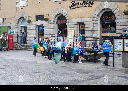 Falmouth, Cornwall, 14. Juni 2024, das Falmouth International Sea Shanty Festival ist das ganze Wochenende über im Gange. Riesige Menschenmassen waren anwesend, um all die SEA Shanty's zu beobachten und zu hören Will Keating besuchte und spielte auf der Bühne zusammen mit den Kindern der Falmouth Primary School und lehrte ihnen, wie man auf Cornish bis zehn zählt. Quelle: Keith Larby/Alamy Live News Stockfoto