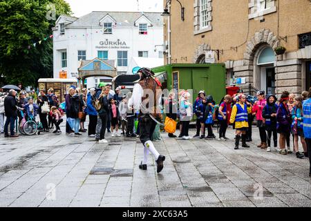 Falmouth, Cornwall, 14. Juni 2024, das Falmouth International Sea Shanty Festival ist das ganze Wochenende über im Gange. Riesige Menschenmassen waren anwesend, um all die SEA Shanty's zu beobachten und zu hören Will Keating besuchte und spielte auf der Bühne zusammen mit den Kindern der Falmouth Primary School und lehrte ihnen, wie man auf Cornish bis zehn zählt. Quelle: Keith Larby/Alamy Live News Stockfoto