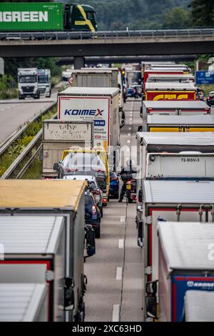 Motorradfahrer drängen sich in der Fahrbahnmitte zwischen den Fahrzeugen vorbei, bei einem 9 km langer Stau auf der Autobahn A40 in Richtung Osten, zwischen der Niederländischen Grenze bei Venlo, vor der Anschlussstelle Wankum, wegen einer Baustelle, Verkehrsführung auf eine Spur, viele LKW im Stau, NRW, Deutschland, Autobahnstau *** Motorradfahrer quetschen mitten auf der Straße zwischen den Fahrzeugen vorbei, in einem 9 km langen Stau auf der Autobahn A40 in östlicher Richtung, zwischen der niederländischen Grenze bei Venlo, vor der Kreuzung Wankum, wegen einer Baustelle, Verkehrsführung auf eine Spur, viele LKW Stockfoto