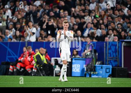 München, Deutschland. Juni 2024. Fußball, UEFA Euro 2024, Europameisterschaft, Deutschland - Schottland, Vorrunde, Gruppe A, Spieltag 1, Fußball-Arena München, der deutsche Toni Kroos applaudiert, als er ersetzt wird. Quelle: Federico Gambarini/dpa/Alamy Live News Stockfoto