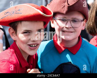 Falmouth, Cornwall, 14. Juni 2024, das Falmouth International Sea Shanty Festival ist das ganze Wochenende über im Gange. Riesige Menschenmassen waren anwesend, um all die SEA Shanty's zu beobachten und zu hören Will Keating besuchte und spielte auf der Bühne zusammen mit den Kindern der Falmouth Primary School und lehrte ihnen, wie man auf Cornish bis zehn zählt. Quelle: Keith Larby/Alamy Live News Stockfoto