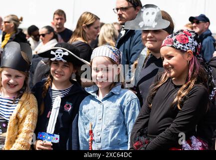 Falmouth, Cornwall, 14. Juni 2024, das Falmouth International Sea Shanty Festival ist das ganze Wochenende über im Gange. Riesige Menschenmassen waren anwesend, um all die SEA Shanty's zu beobachten und zu hören Will Keating besuchte und spielte auf der Bühne zusammen mit den Kindern der Falmouth Primary School und lehrte ihnen, wie man auf Cornish bis zehn zählt. Quelle: Keith Larby/Alamy Live News Stockfoto