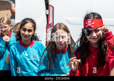 Falmouth, Cornwall, 14. Juni 2024, das Falmouth International Sea Shanty Festival ist das ganze Wochenende über im Gange. Riesige Menschenmassen waren anwesend, um all die SEA Shanty's zu beobachten und zu hören Will Keating besuchte und spielte auf der Bühne zusammen mit den Kindern der Falmouth Primary School und lehrte ihnen, wie man auf Cornish bis zehn zählt. Quelle: Keith Larby/Alamy Live News Stockfoto