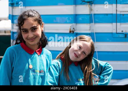 Falmouth, Cornwall, 14. Juni 2024, das Falmouth International Sea Shanty Festival ist das ganze Wochenende über im Gange. Riesige Menschenmassen waren anwesend, um all die SEA Shanty's zu beobachten und zu hören Will Keating besuchte und spielte auf der Bühne zusammen mit den Kindern der Falmouth Primary School und lehrte ihnen, wie man auf Cornish bis zehn zählt. Quelle: Keith Larby/Alamy Live News Stockfoto