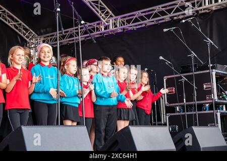 Falmouth, Cornwall, 14. Juni 2024, das Falmouth International Sea Shanty Festival ist das ganze Wochenende über im Gange. Riesige Menschenmassen waren anwesend, um all die SEA Shanty's zu beobachten und zu hören Will Keating besuchte und spielte auf der Bühne zusammen mit den Kindern der Falmouth Primary School und lehrte ihnen, wie man auf Cornish bis zehn zählt. Quelle: Keith Larby/Alamy Live News Stockfoto