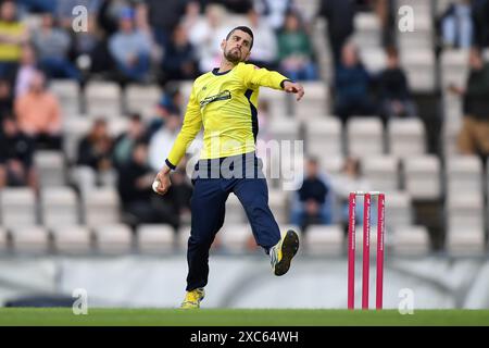 Southampton, Großbritannien. 14. Juni 2024. Benny Howell von Hampshire Hawks Bowling während des Vitality Blast Matches zwischen Hampshire Hawks und Middlesex im Utilita Bowl. Quelle: Dave Vokes/Alamy Live News Stockfoto