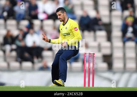 Southampton, Großbritannien. 14. Juni 2024. Benny Howell von Hampshire Hawks feiert das Wicket von Max Holden während des Vitality Blast Matches zwischen Hampshire Hawks und Middlesex im Utilita Bowl. Quelle: Dave Vokes/Alamy Live News Stockfoto