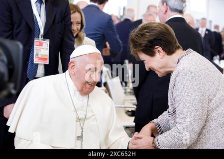 Apulien, Italien. Juni 2024. Papst Franziskus, links, begrüßt die IWF-Geschäftsführerin Kristalina Georgieva, rechts, vor einer Sondersitzung des G7-Gipfels im Borgo Egnazia Resort am 14. Juni 2024 in Apulien, Italien. Papst Franziskus war der erste Papst, der vor dem jährlichen Treffen der Gruppe der sieben Nationen sprach. Quelle: Presidenza del Consiglio/G7 Italia 2024/Alamy Live News Stockfoto