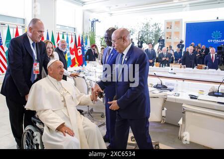 Apulien, Italien. Juni 2024. Der mauretanische Präsident Mohamed Ould Ghazouani begrüßt Papst Franziskus vor einer Sondersitzung des G7-Gipfels im Borgo Egnazia Resort am 14. Juni 2024 in Savelletri di Fasano, Italien. Papst Franziskus war der erste Papst, der vor dem jährlichen Treffen der Gruppe der sieben Nationen sprach. Quelle: Presidenza del Consiglio/G7 Italia 2024/Alamy Live News Stockfoto