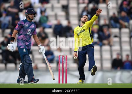 Southampton, Großbritannien. 14. Juni 2024. Benny Howell von Hampshire Hawks Bowling während des Vitality Blast Matches zwischen Hampshire Hawks und Middlesex im Utilita Bowl. Quelle: Dave Vokes/Alamy Live News Stockfoto