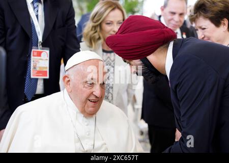 Apulien, Italien. Juni 2024. Papst Franziskus, links, grüßt Weltbankpräsident Ajay Banga, rechts, wie die italienische Premierministerin Giorgia Meloni, Mitte, vor einer Sondersitzung des G7-Gipfels im Borgo Egnazia Resort am 14. Juni 2024 in Apulien, Italien, zusieht. Papst Franziskus war der erste Papst, der vor dem jährlichen Treffen der Gruppe der sieben Nationen sprach. Quelle: Presidenza del Consiglio/G7 Italia 2024/Alamy Live News Stockfoto