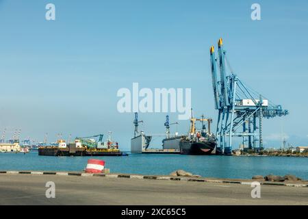 Frachtterminal des städtischen Hafens Dschibuti mit Kränen, schwimmenden Docks und Schiffen, Dschibuti Stockfoto