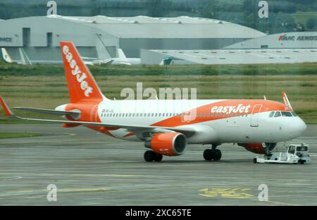 EasyJet, Euroairport Flughafen Basel Mulhouse Freiburg , Flug, reisen, fliegen, in Saint-Louis, Elsass , Frankreich . Juni 2024. Stockfoto