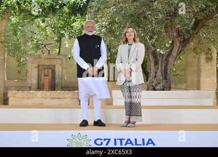 Savelletri di Fasano, Italien. Juni 2024. Der indische Premierminister Narendra Modi, links, posiert mit der italienischen Premierministerin Giorgia Meloni während der Ankunftszeremonie für den erweiterten G7-Gipfel im Borgo Egnazia Resort am 14. Juni 2024 in Savelletri di Fasano. Quelle: Presidenza del Consiglio/G7 Italia 2024/Alamy Live News Stockfoto