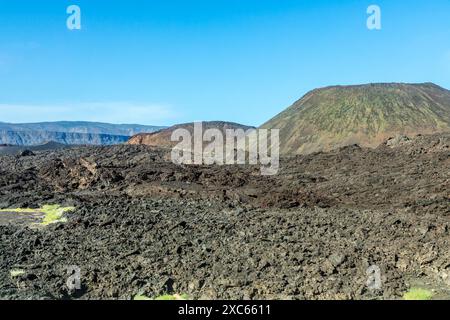 Der Ardoukoba-Spalt löst einen Vulkankrater mit Lavafeldern im Vordergrund, Tajourah Djibouti Stockfoto