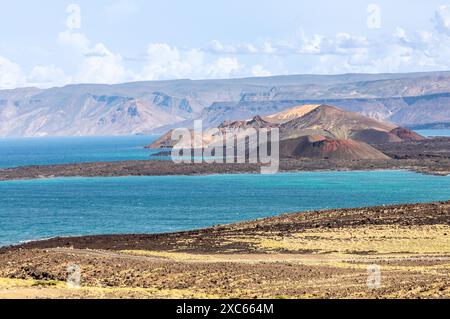 Die Ardoukoba-Spalte löst Vulkankrater mit Meer und Bergen im Hintergrund, Tajourah Djibouti Stockfoto