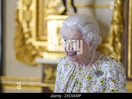 Aktenfoto vom 23./03/22 von der verstorbenen Königin Elisabeth II. Lächelnd, als sie ankommt, um eine Ausstellung von Artefakten der britischen Handwerksfirma Halcyon Days zu sehen, um dem 70. Firmenjubiläum im White Drawing Room in Windsor Castle, Berkshire, zu gedenken. Vertreter von zwei Finanzinvestmentfirmen wurden für ihre persönlichen Dienste für die verstorbene Königin Elisabeth II. In der King's Birthday Honours-Liste anerkannt. Nicholas Osler, Partner im Bereich Steuerdienstleistungen für Privatkunden bei Smith and Williamson, wurde zum LVO ernannt, ebenso Richard Fitzalan Howard, Senior Advisor bei Stonehage Fleming Invest Stockfoto